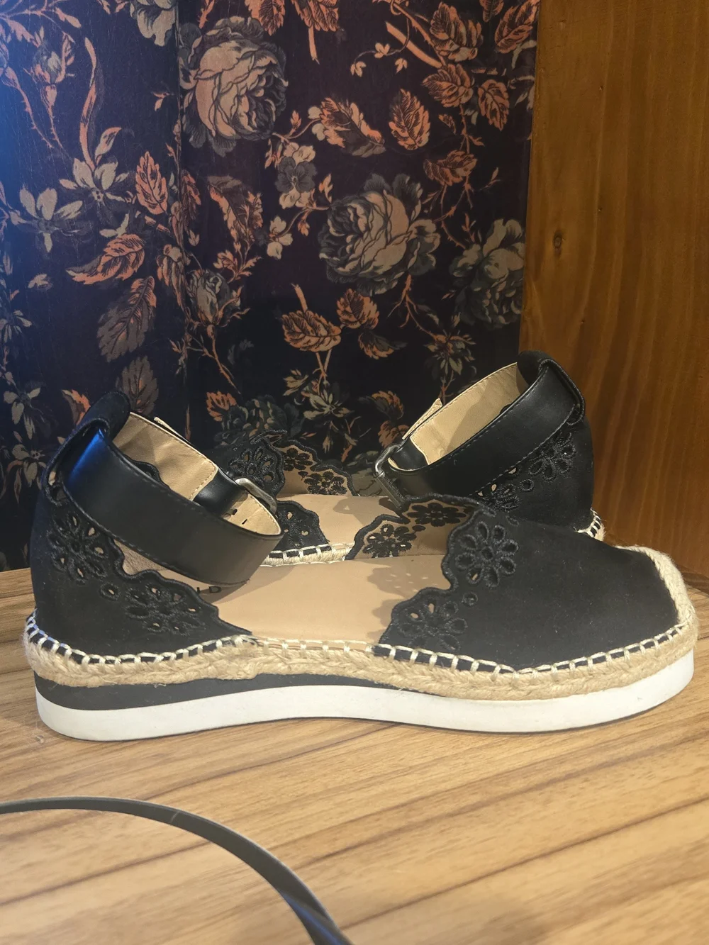 Torrid Black Floral Embroidered Espadrille Flats scalloped Floral Toe 7 1/2 W